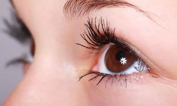 Os riscos do alongamento de cílios para a saúde ocular